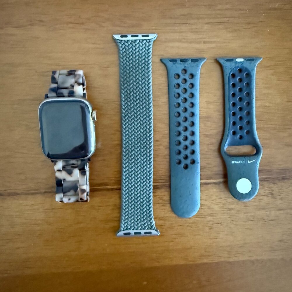 Apple Watch Series 9 GPS + Cellular, 41mm Gold Stainless Steel Case